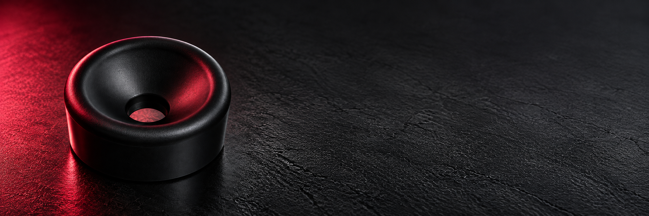 Anillo de silicona negro sobre grafito con iluminación borgoña